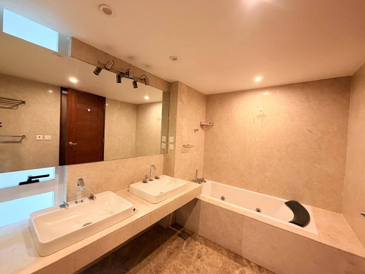 Elegant Semi Furnished Apartment in North Gulshan, Dhaka.